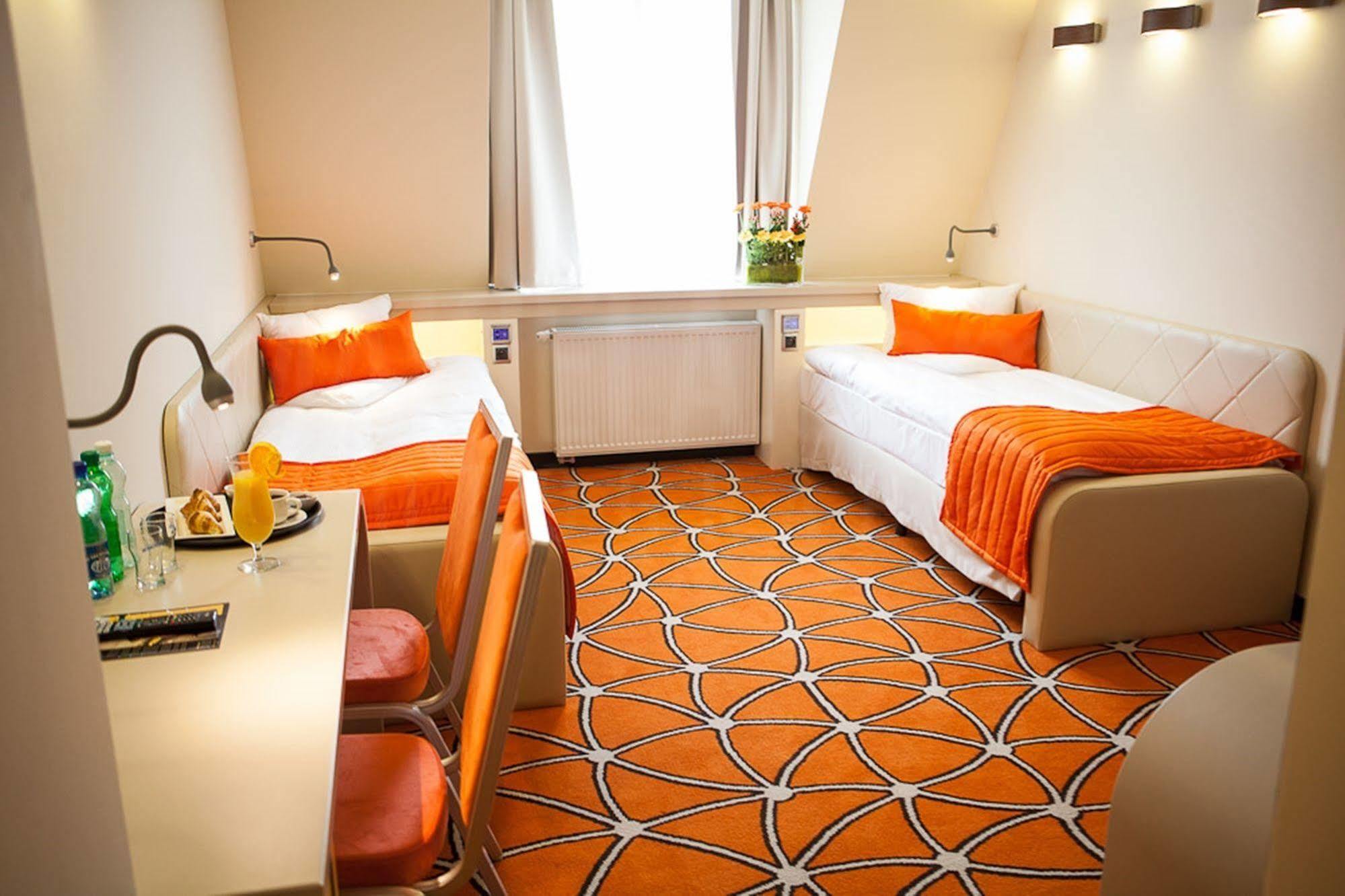 Hotel Eclipse Domasław Esterno foto